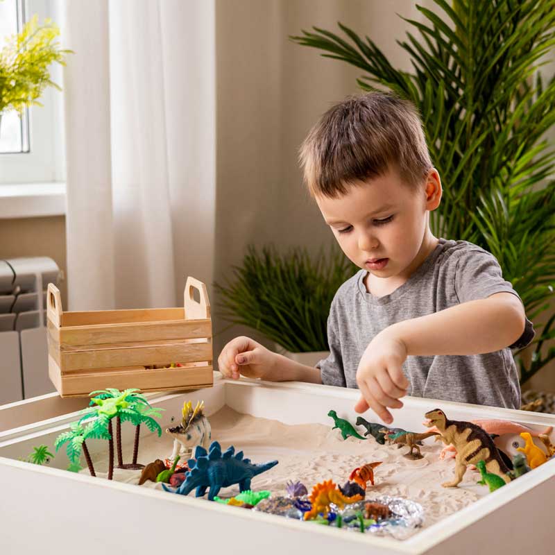 kind speelt met sensorisch speelgoed