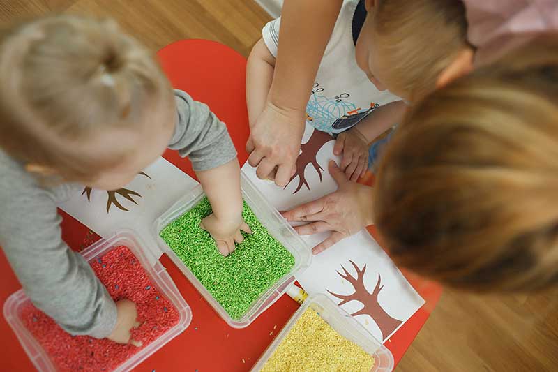 kinderen knutselen op school met speelrijst